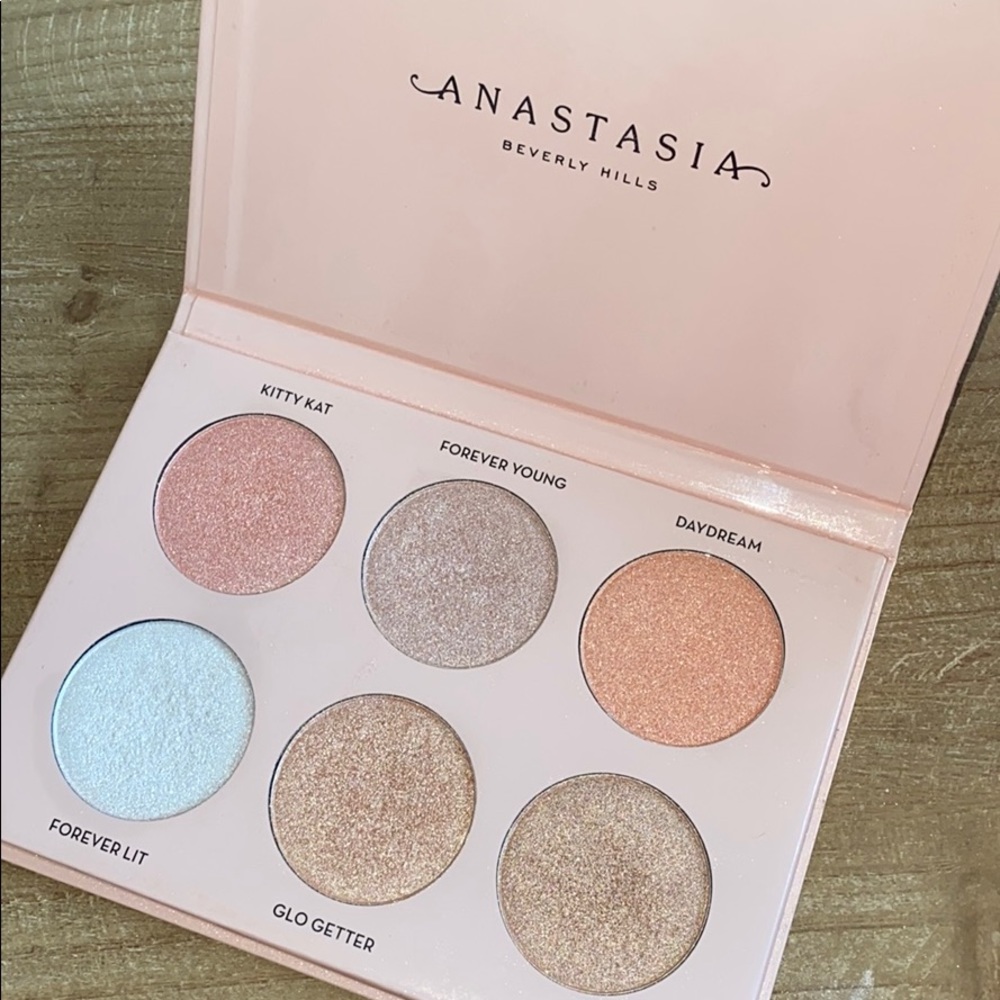 Anastasia Nicole Guerriero Glow Kit